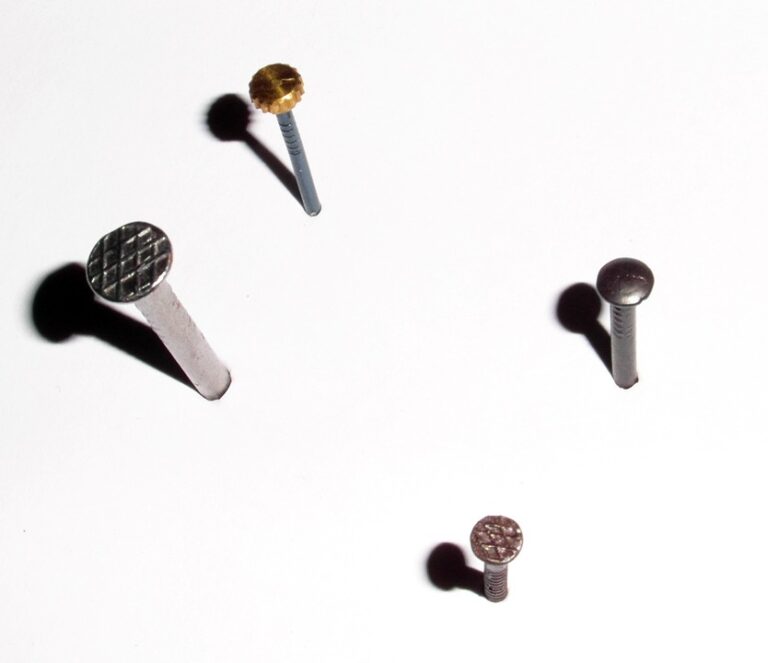 comment nettoyer clous de tapissiers