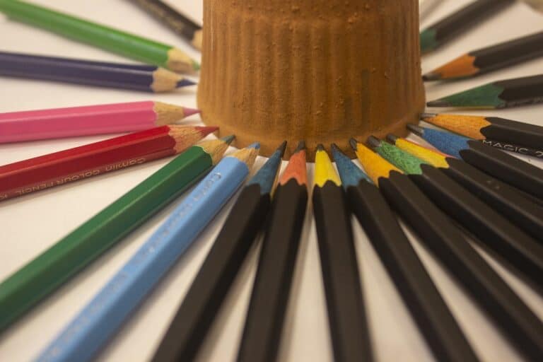 création avec crayon de couleur